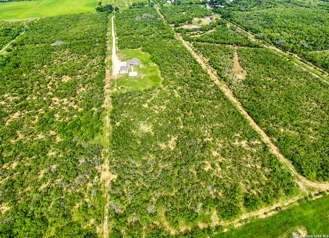 3137 County Road 5710, Devine, TX 78016