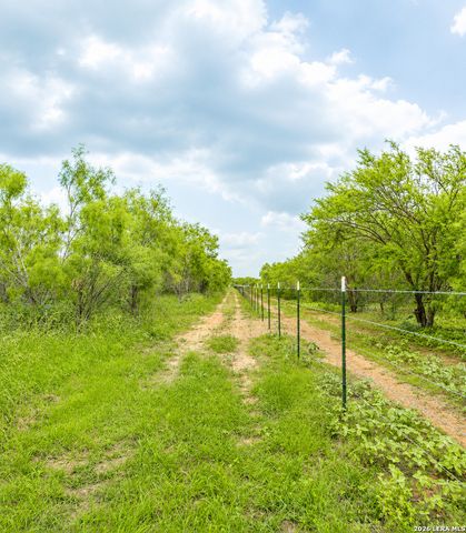 3137 County Road 5710, Devine, TX 78016