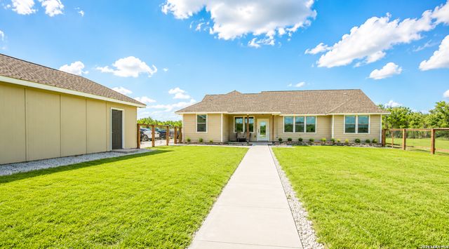 3137 County Road 5710, Devine, TX 78016