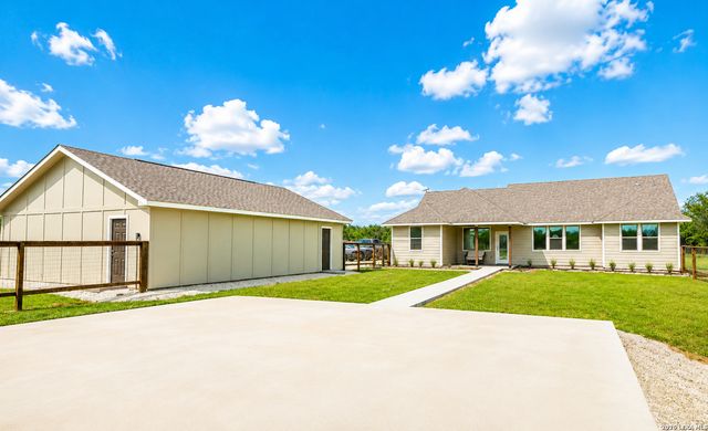 3137 County Road 5710, Devine, TX 78016