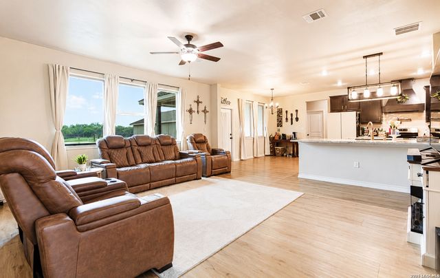 3137 County Road 5710, Devine, TX 78016