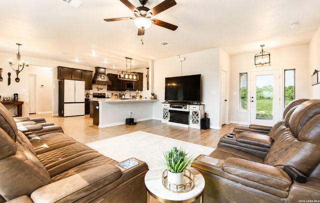 3137 County Road 5710, Devine, TX 78016