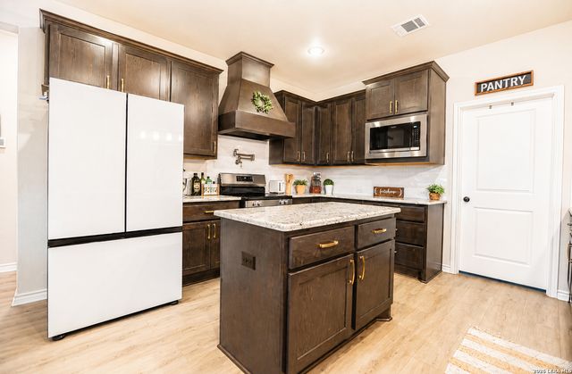 3137 County Road 5710, Devine, TX 78016