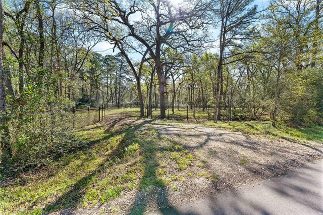 19739 E Lakeshore Drive, Magnolia, TX 77355