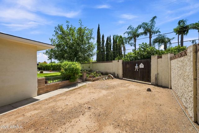 3827 E MERCER Lane, Phoenix, AZ 85028
