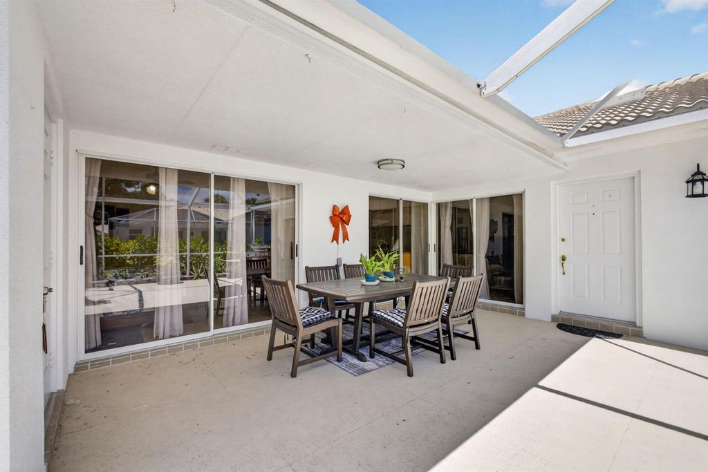Image 10 of property listing at 1702 Silverleaf Oak Court, Palm Beach Gardens, FL 33410
