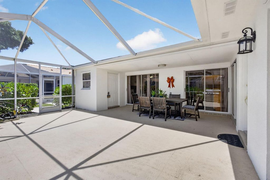 Image 12 of property listing at 1702 Silverleaf Oak Court, Palm Beach Gardens, FL 33410