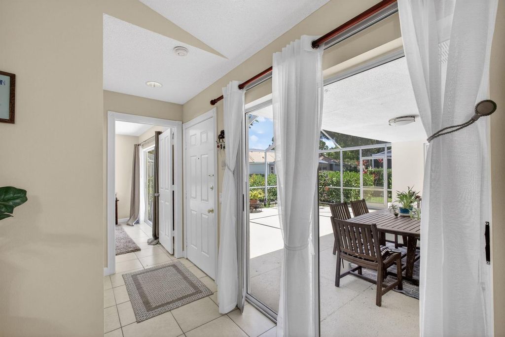 Image 14 of property listing at 1702 Silverleaf Oak Court, Palm Beach Gardens, FL 33410