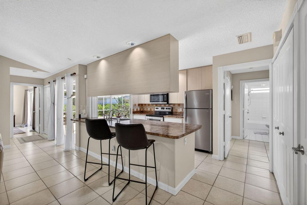 Image 18 of property listing at 1702 Silverleaf Oak Court, Palm Beach Gardens, FL 33410