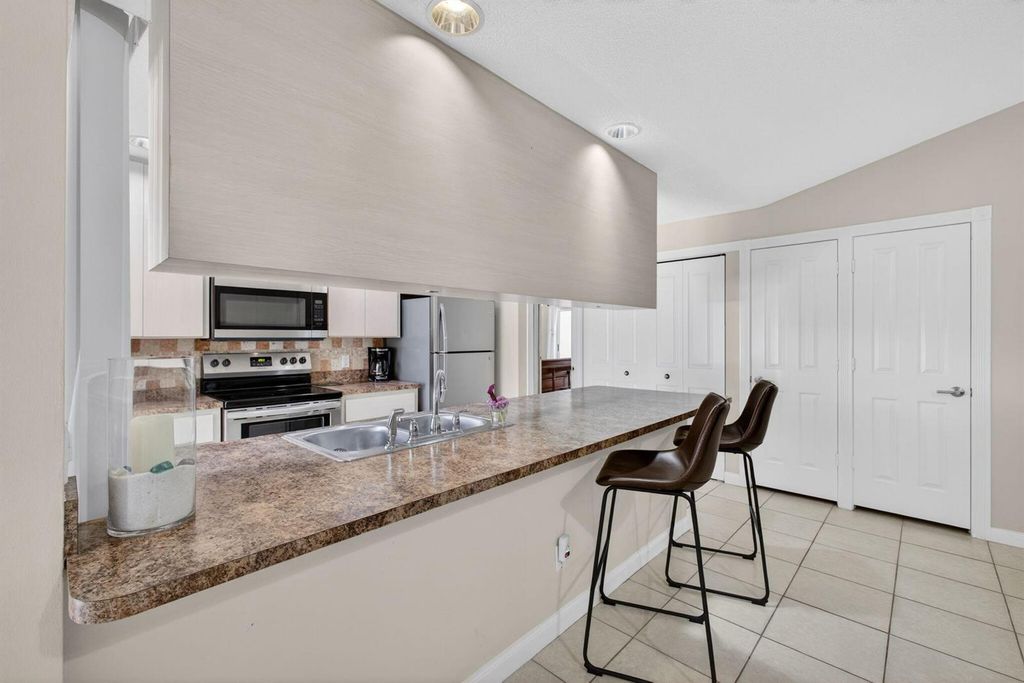 Image 21 of property listing at 1702 Silverleaf Oak Court, Palm Beach Gardens, FL 33410