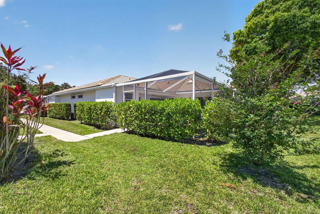 Image 7 of property listing at 1702 Silverleaf Oak Court, Palm Beach Gardens, FL 33410