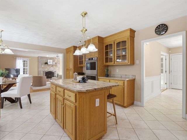 2 Pipers Gln, Andover, MA 01810