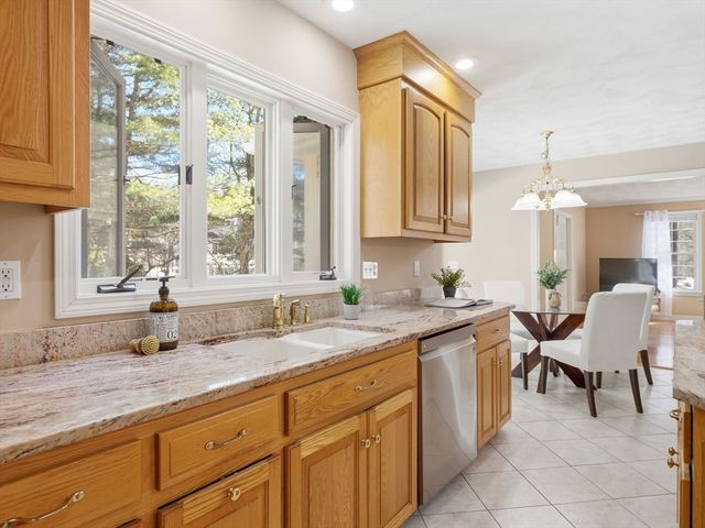 2 Pipers Gln, Andover, MA 01810