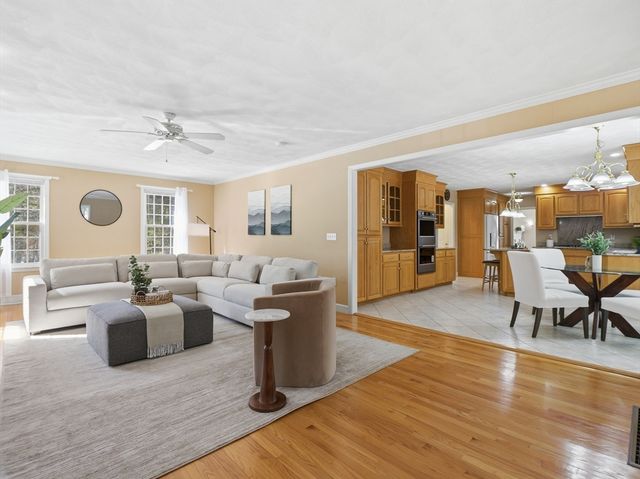 2 Pipers Gln, Andover, MA 01810