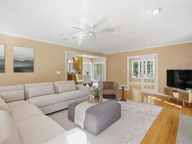 2 Pipers Gln, Andover, MA 01810