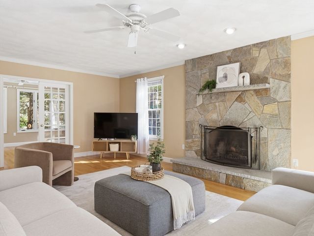 2 Pipers Gln, Andover, MA 01810