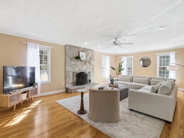 2 Pipers Gln, Andover, MA 01810