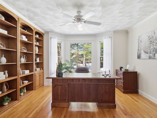 2 Pipers Gln, Andover, MA 01810