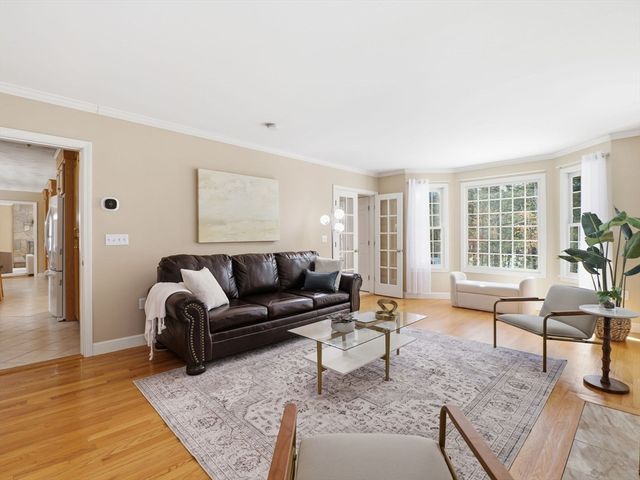 2 Pipers Gln, Andover, MA 01810