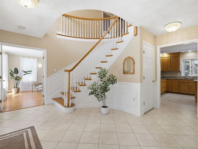 2 Pipers Gln, Andover, MA 01810