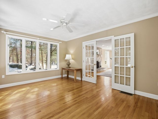 2 Pipers Gln, Andover, MA 01810