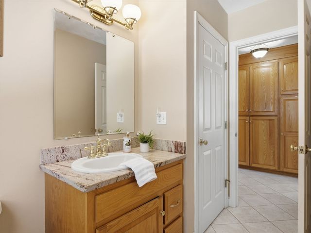 2 Pipers Gln, Andover, MA 01810