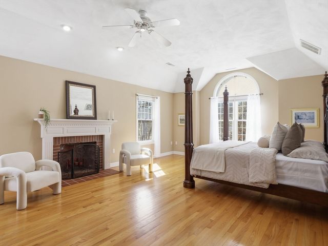 2 Pipers Gln, Andover, MA 01810