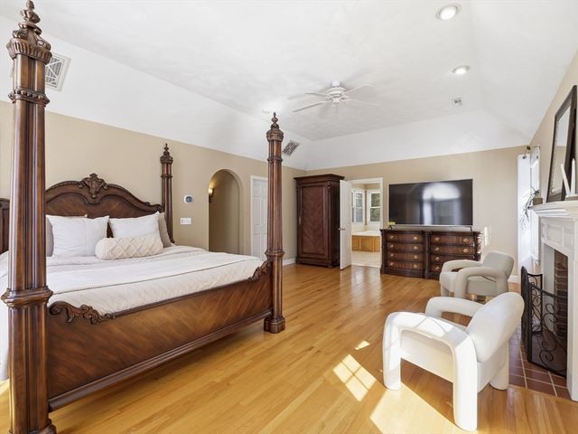 2 Pipers Gln, Andover, MA 01810