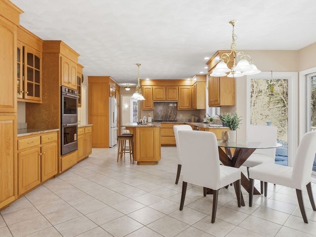 2 Pipers Gln, Andover, MA 01810