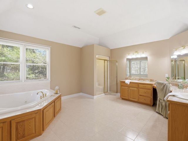 2 Pipers Gln, Andover, MA 01810