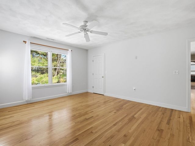 2 Pipers Gln, Andover, MA 01810