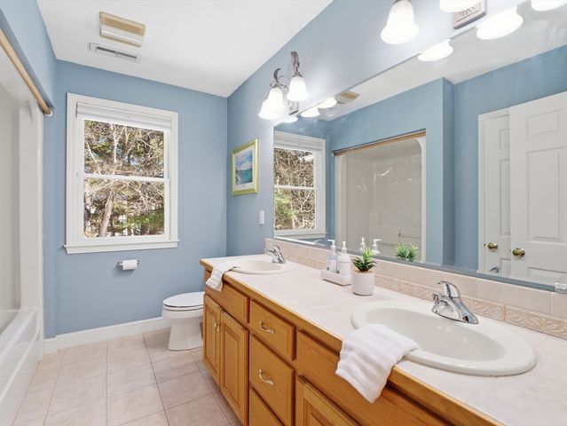 2 Pipers Gln, Andover, MA 01810