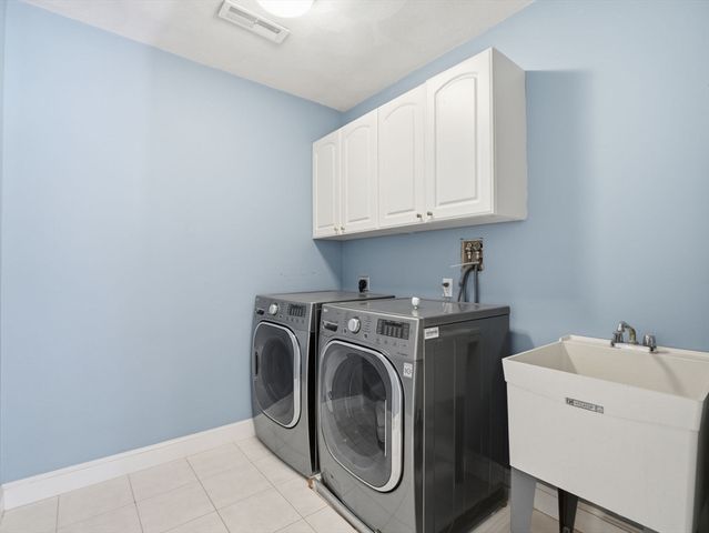 2 Pipers Gln, Andover, MA 01810