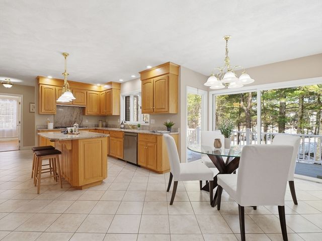 2 Pipers Gln, Andover, MA 01810