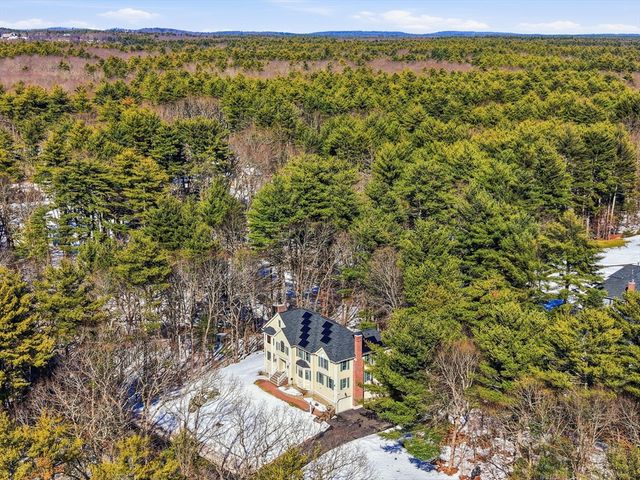 2 Pipers Gln, Andover, MA 01810