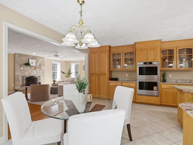 2 Pipers Gln, Andover, MA 01810