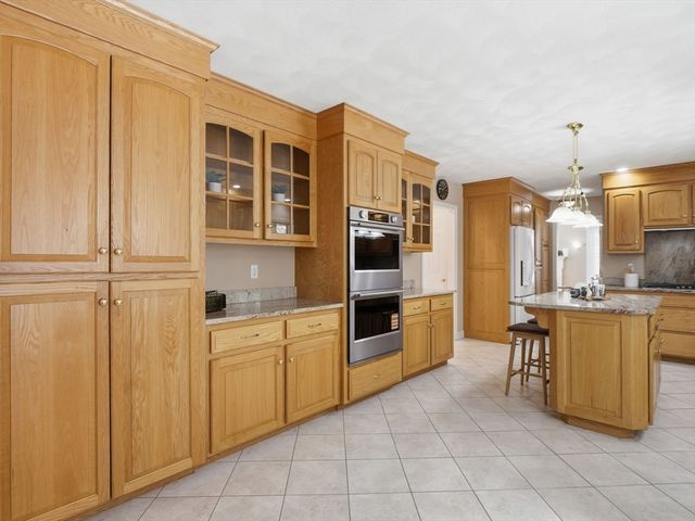 2 Pipers Gln, Andover, MA 01810