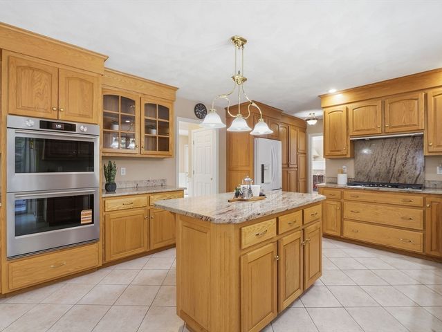 2 Pipers Gln, Andover, MA 01810