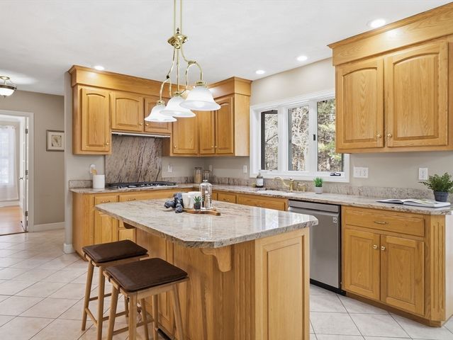 2 Pipers Gln, Andover, MA 01810