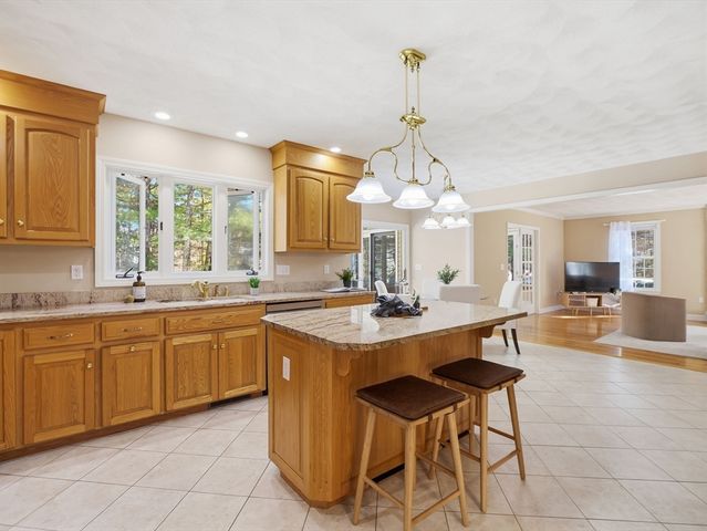 2 Pipers Gln, Andover, MA 01810