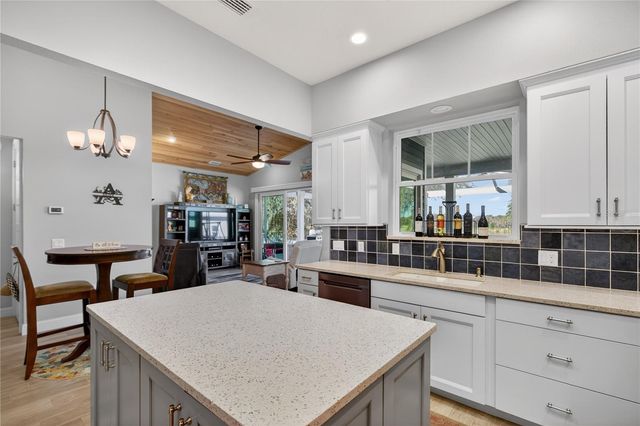 264 S CENTRAL AVENUE, Umatilla, FL 32784