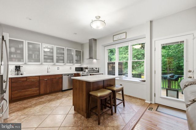 4 HILLSIDE CT, Lambertville, NJ 08530