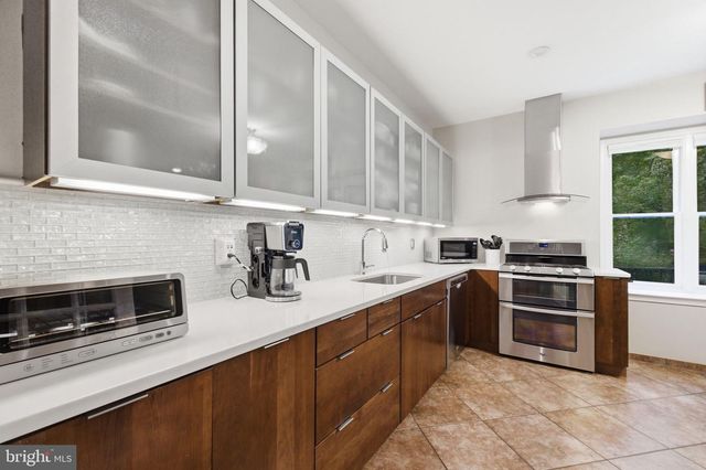 4 HILLSIDE CT, Lambertville, NJ 08530