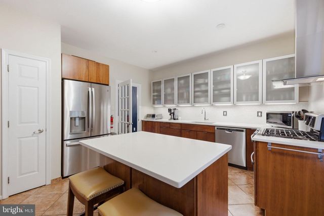 4 HILLSIDE CT, Lambertville, NJ 08530