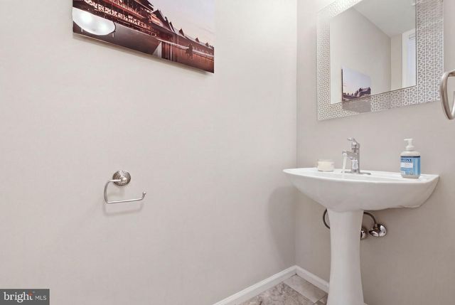 4 HILLSIDE CT, Lambertville, NJ 08530