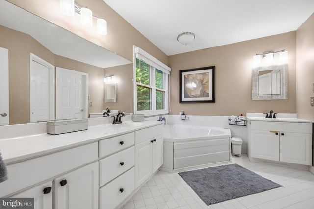 4 HILLSIDE CT, Lambertville, NJ 08530