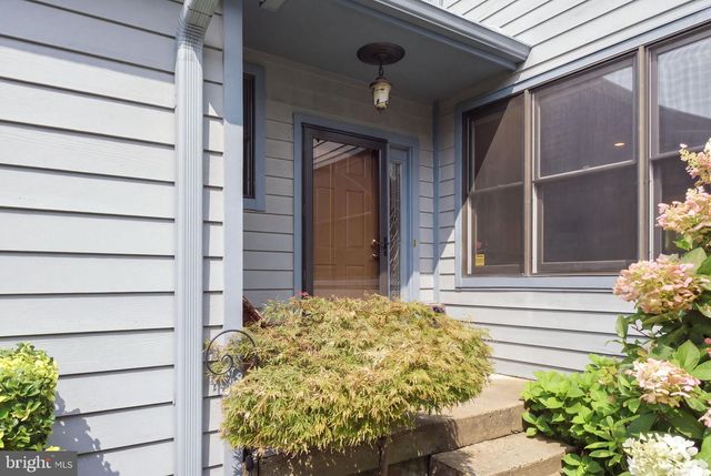 4 HILLSIDE CT, Lambertville, NJ 08530