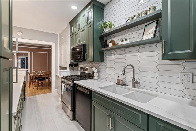 2929 N Pine Grove Avenue 1, Chicago, IL 60657