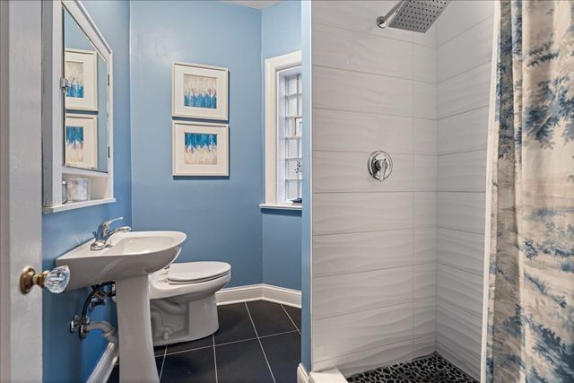 2929 N Pine Grove Avenue 1, Chicago, IL 60657