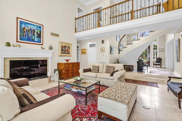 6 S Brokenfern Drive, The Woodlands, TX 77380